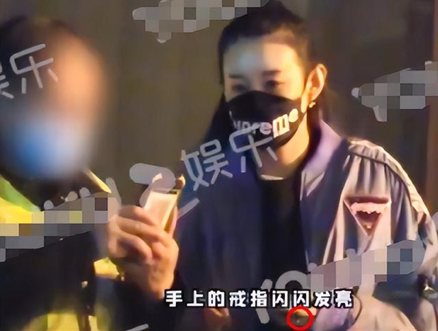 40岁王宝强罕晒近况，凉亭内吃盒饭姿势霸气，满面愁容大口啃馒头