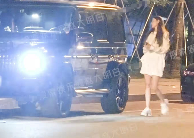 40岁王宝强罕晒近况，凉亭内吃盒饭姿势霸气，满面愁容大口啃馒头