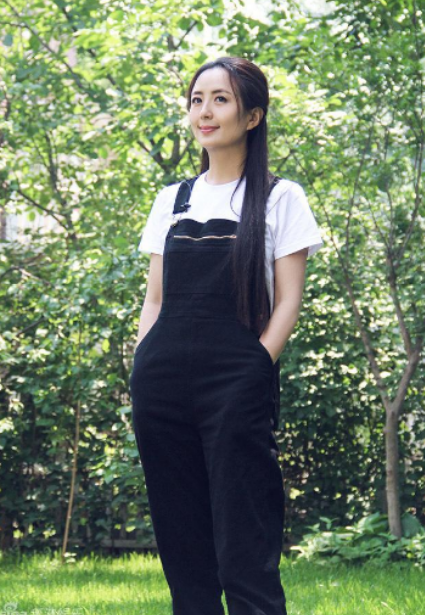 演员杨童舒：34岁意外怀孕，嫁圈外老公生一子，生活平凡却很幸福