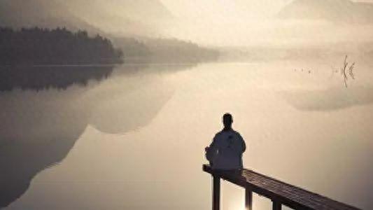 有人向禅师请教,禅师却不停地向已满的杯子里倒水