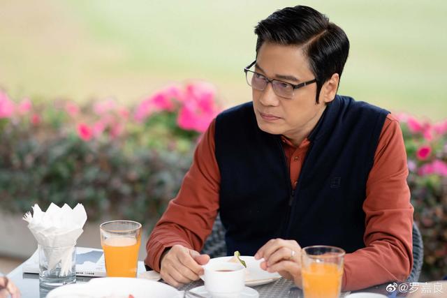 视帝罗嘉良罕见晒近况！59岁老态尽显，皮肤松弛，大理避暑心情好