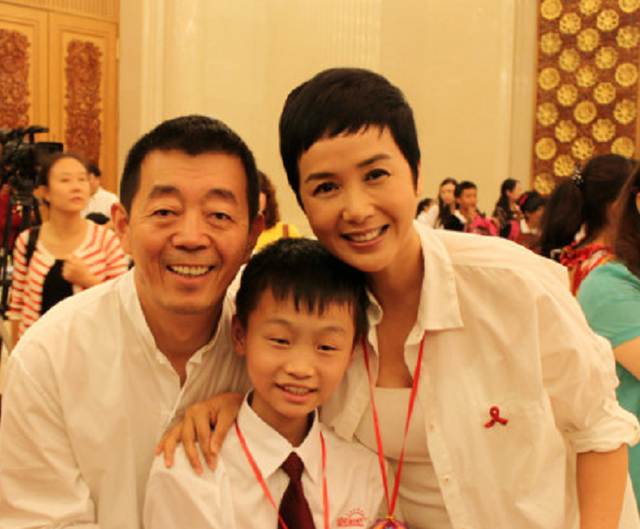 蒋雯丽64岁老公露面,与众戏骨同框笑开花,怀抱萌娃被猜是亲爷孙