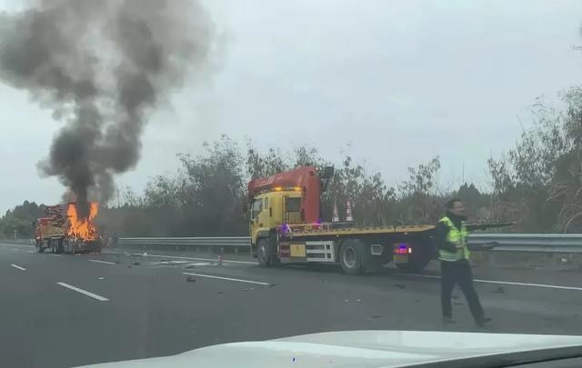 突发！成都天府机场高速惨烈车祸，小车追尾泵车起火，惊心动魄