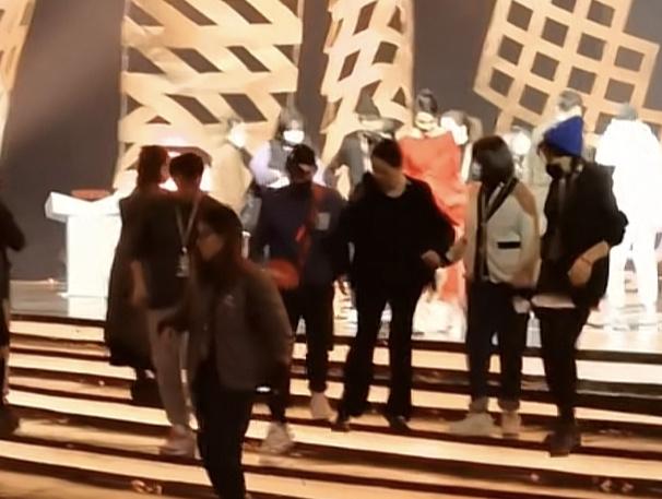 62岁倪萍近况曝光,下楼梯踉跄需人搀扶,身体状况引担忧