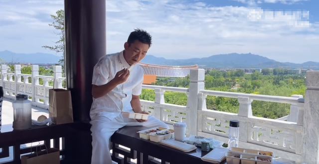 40岁王宝强罕晒近况，凉亭内吃盒饭姿势霸气，满面愁容大口啃馒头