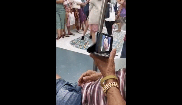 超重口,金表大叔在新加坡地铁上看露点黄片