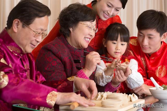 村里一家儿媳妇头枕在公公大腿上，公媳之间究竟该不该保持距离？