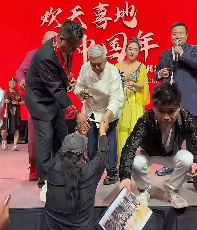 赵本山新加坡演出!40年旧衣一穿,台下观众破防:这才是真艺术家