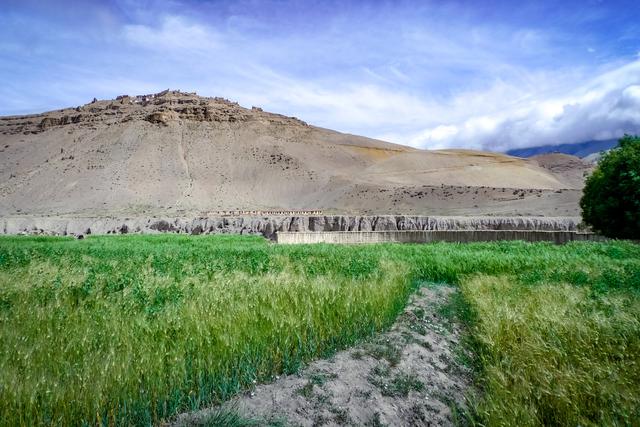 不毛地带的绿洲，茶马古道止于此，与印度、尼泊尔为邻，边贸繁荣