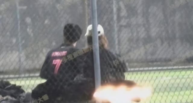 千万粉丝男星恋情揭晓，30岁童星恋上素人小姐姐，买菜做饭已同居