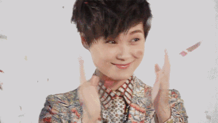 李宇春把刘海扎成辫子,看着可爱了不少,春天留这款发型很舒爽!