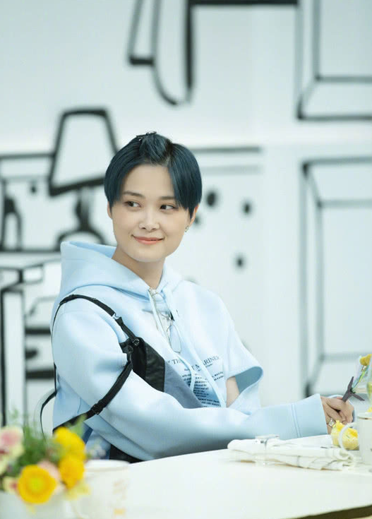 李宇春把刘海扎成辫子,看着可爱了不少,春天留这款发型很舒爽!