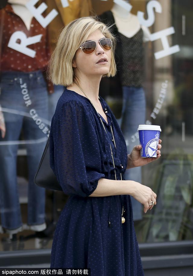 塞尔玛素颜出街 抵挡不住霸气造型!