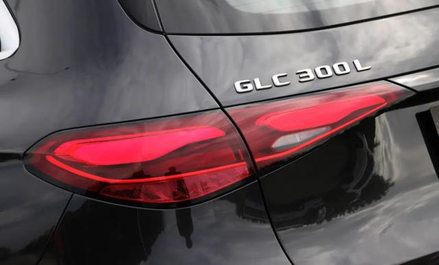 奔驰GLC:奔驰7座SUV优惠15万!内饰氛围感拉满,轴距2977mm!