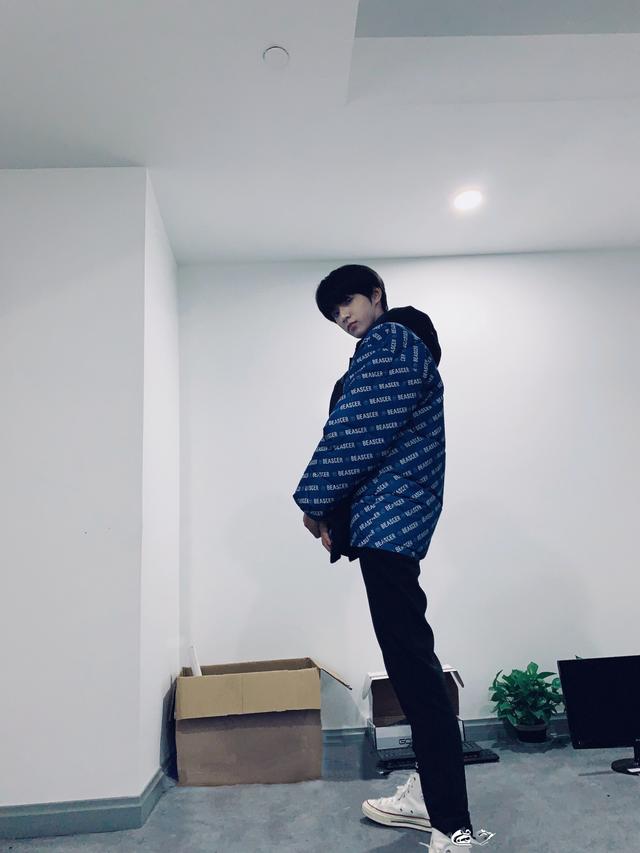 14岁校草刘耀文，183cm的腿长是真实的吗？钢铁直男却有超强穿搭