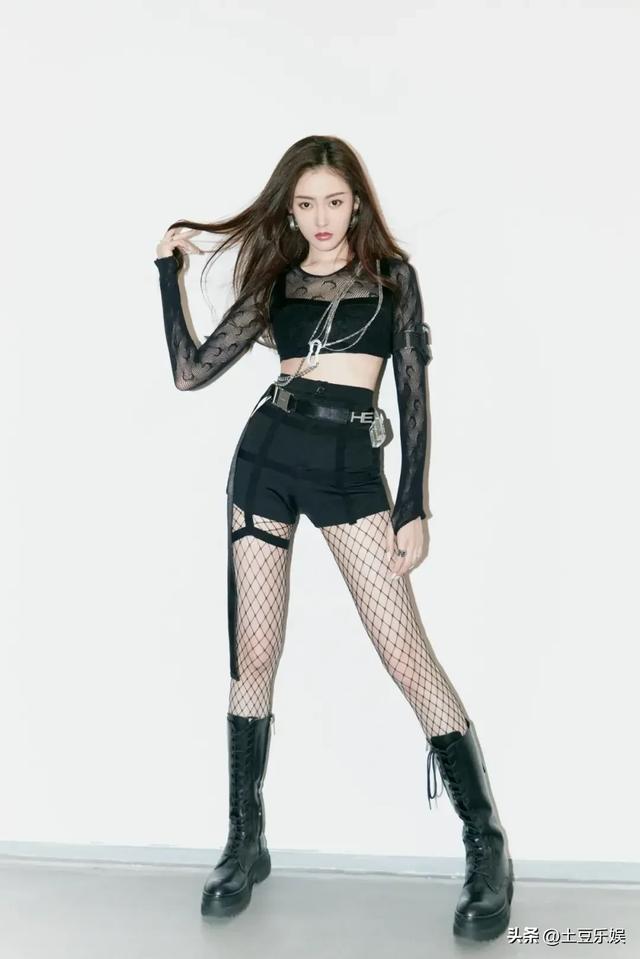 深藏不露!张天爱黑丝渔网袜加性感身材,太辣了!