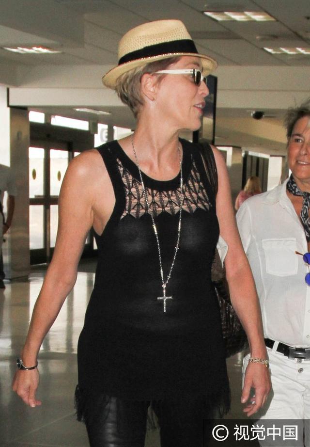 58岁莎朗斯通现身机场身材爆表 大胆真空上阵露激凸满脸春风