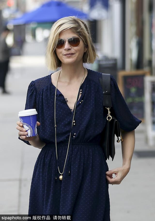 塞尔玛素颜出街 抵挡不住霸气造型!