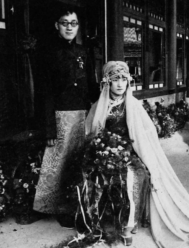 大诗人徐志摩:一表人才,逼原配打胎被骂,下场极惨手脚烧成焦炭