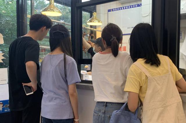 去了一家只卖4样东西的烧腊店,脆皮鸡是招牌