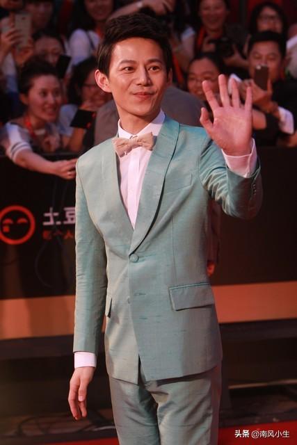 50岁何炅长沙独自一人吃饭，身穿喜庆红大衣，无妻无子也幸福