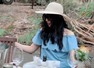 刘亦菲罕见晒出全家福，60岁的天仙妈妈刘晓莉美呆了！