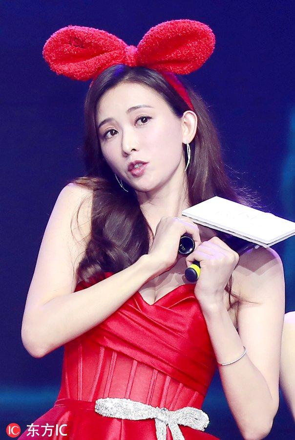 51岁周慧敏一组美照惊艳众人，谁才是娱乐圈里的冻龄神话？