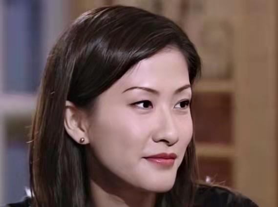 51岁亚视花旦万绮雯再扮蓝凤萍，身材纤细，如今转行开民宿生意好