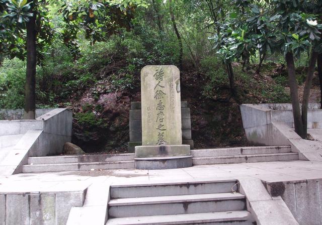 大诗人徐志摩:一表人才,逼原配打胎被骂,下场极惨手脚烧成焦炭