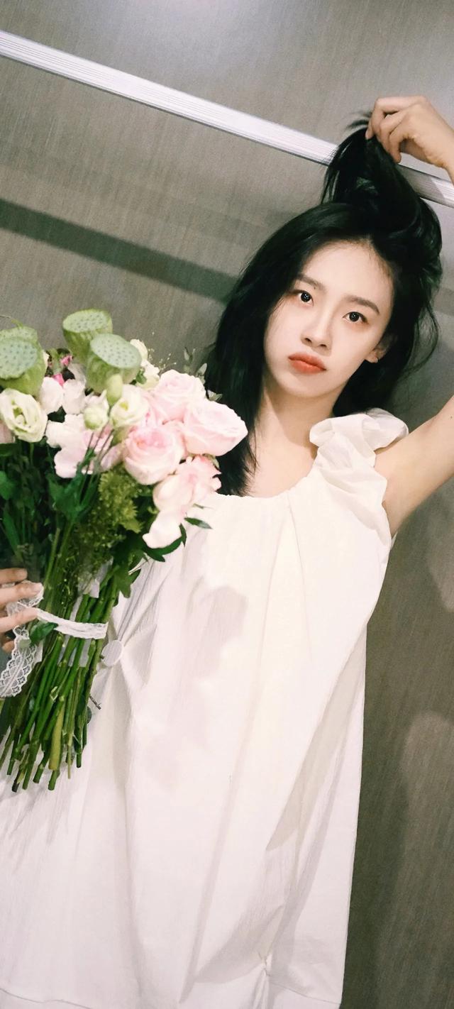 卢洋洋:颜值爆表,笑靥倾城,身材勾勒梦幻轮廓,解锁魅力新维度