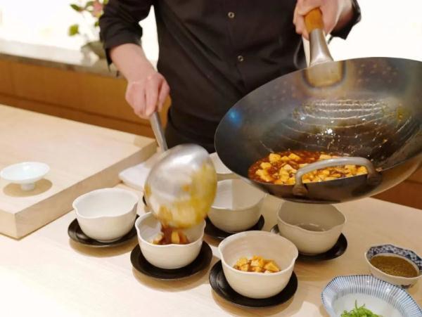 炒牛河、松花蛋、麻婆豆腐……人均2000元吃不饱？网红餐厅被吐槽，商家回应