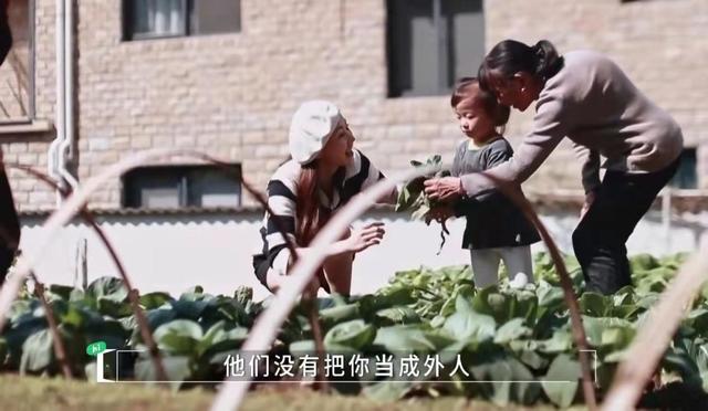 51岁亚视花旦万绮雯再扮蓝凤萍，身材纤细，如今转行开民宿生意好