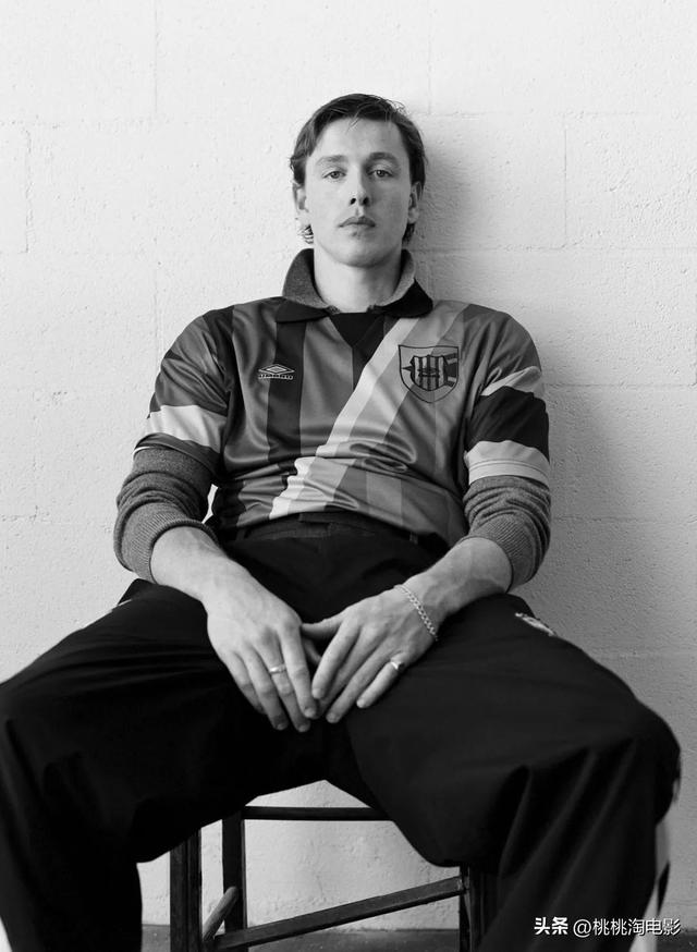 95后英伦男星哈里斯·迪金森杂志大片，忧郁文艺气质星途坦荡