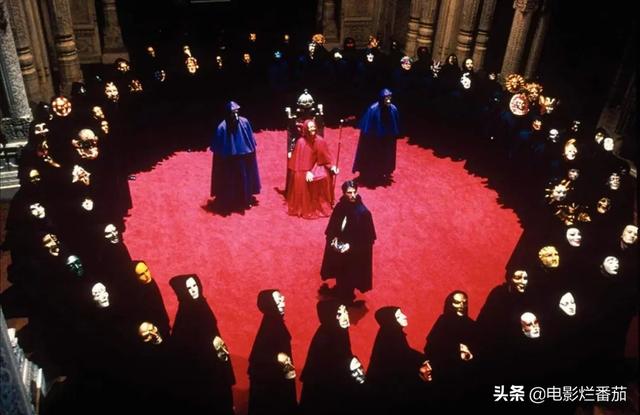 《大开眼戒》：阿汤夫妇在电影公映后离婚，导演在公映前突然死亡