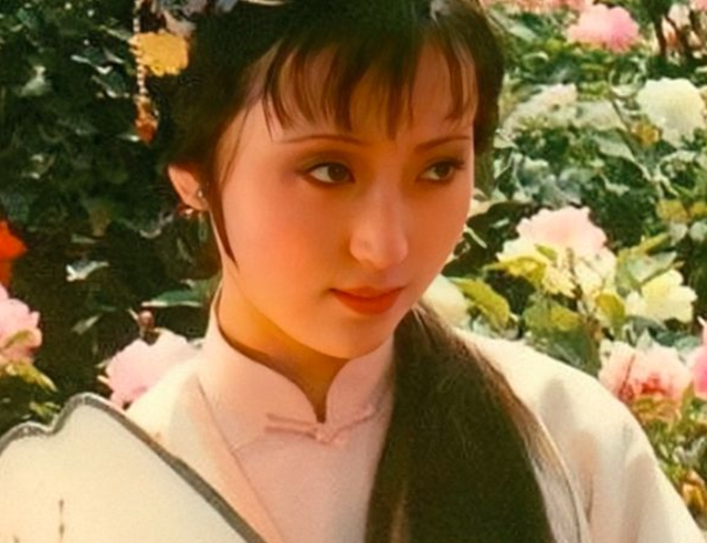 “林妹妹”陈晓旭之墓：鲜花环绕，汉白玉雕像让人垂怜