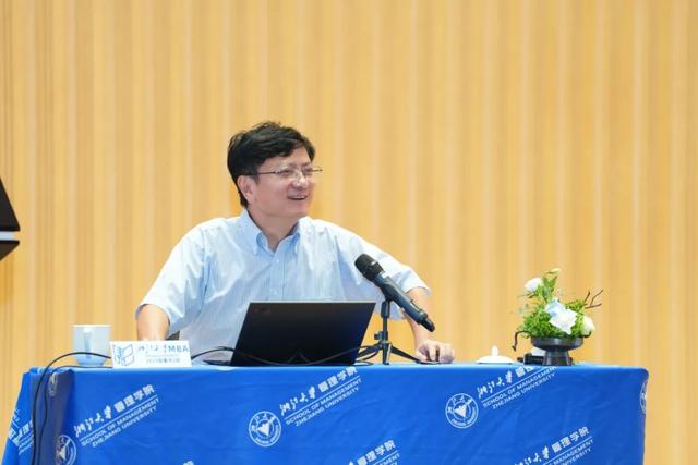 “网红教授”郑强“重回”浙大:畅谈教育发展与企业创业,鼓励学生读资本论