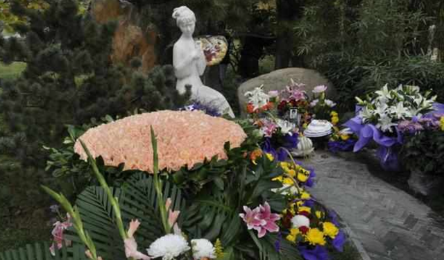 “林妹妹”陈晓旭之墓：鲜花环绕，汉白玉雕像让人垂怜