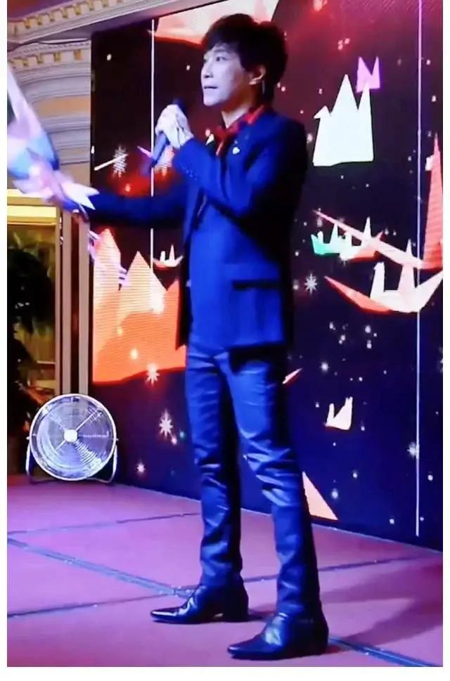54岁情歌王子邰正宵复出,商演唱成名曲跑调,拍诡异视频吓网友