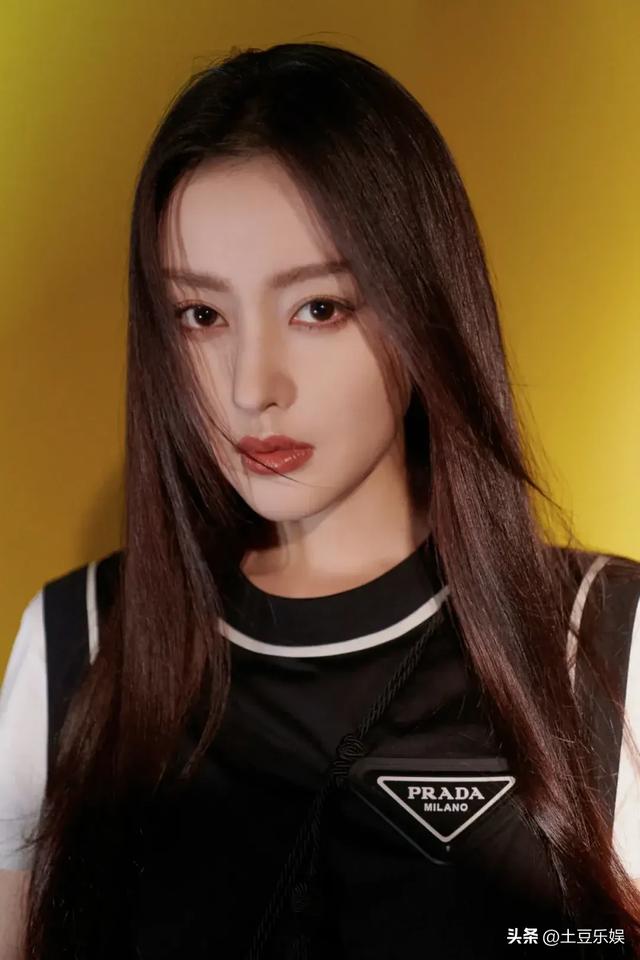 深藏不露!张天爱黑丝渔网袜加性感身材,太辣了!