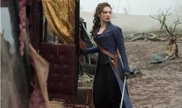 束胸衣,白大腿,打完僵尸就亲嘴