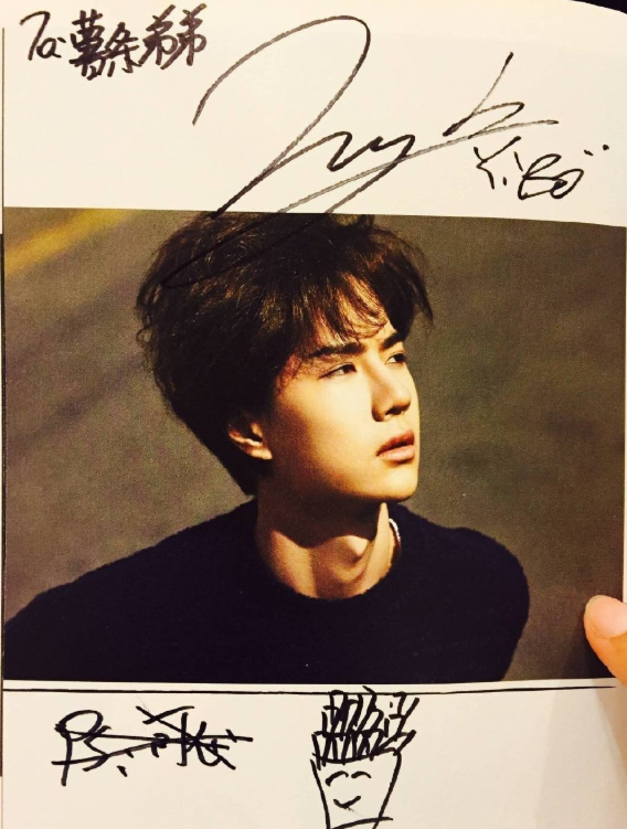 王一博为粉丝签名并满足要求画了一个“薯条”