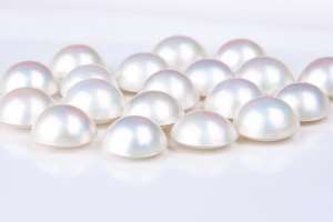 马背上插入(珍珠介绍，马贝珍珠。带你认识下，什么是马贝珍珠？源生珠宝)