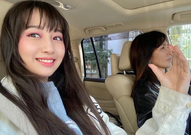 51岁工藤静香“水母头”减龄，脚踩短靴秀小鸟脚踝，一脸清冷高傲