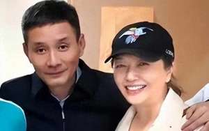 田小洁(56岁江珊素颜逛街，田小洁陪伴，购物袋背后是岁月沉淀的幸福与爱)