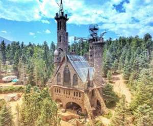 奇幻城堡(一句玩笑，美国少年用半个世纪，给自己造了一座奇幻城堡)