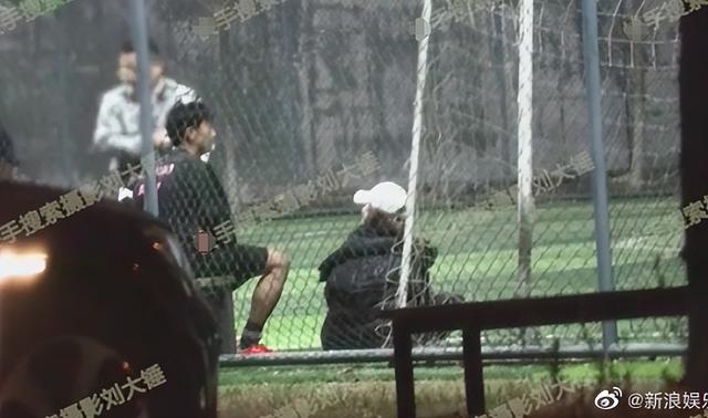 千万粉丝男星恋情揭晓，30岁童星恋上素人小姐姐，买菜做饭已同居