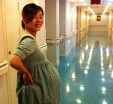 黄渤老婆近照罕曝光！被带着参加京城聚会笑容灿烂，力破不和传言