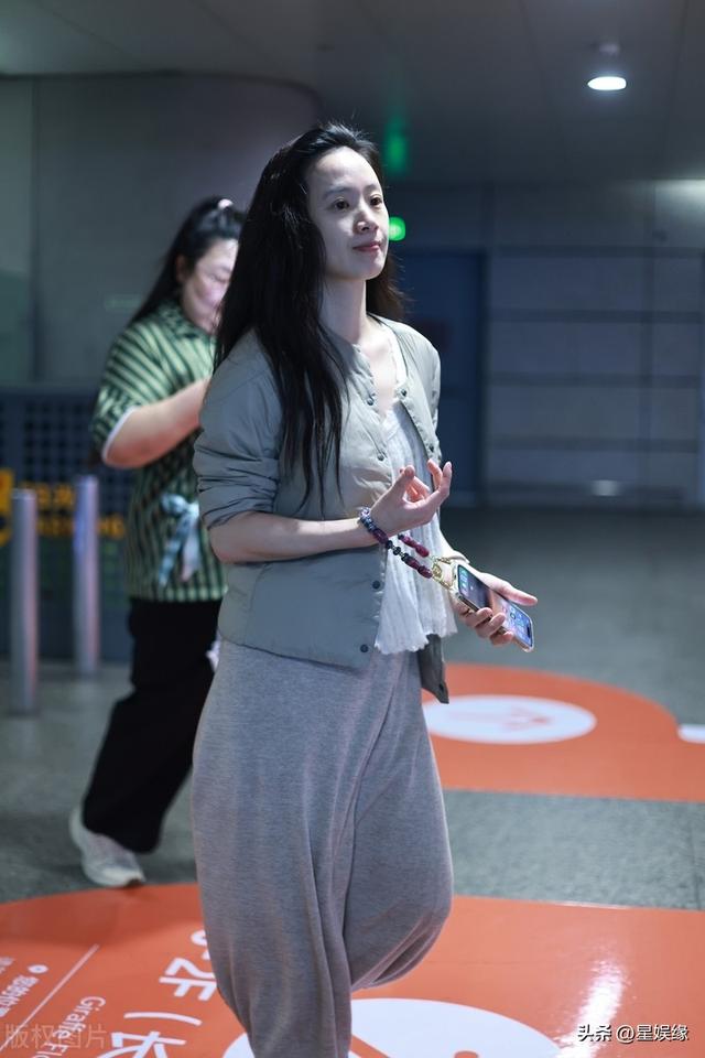 李梦身穿棉服外套+长裙+白色短袜+雪地靴轻松时尚