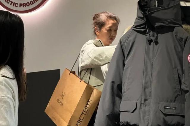 56岁江珊素颜逛街，田小洁陪伴，购物袋背后是岁月沉淀的幸福与爱