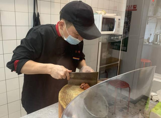 去了一家只卖4样东西的烧腊店,脆皮鸡是招牌